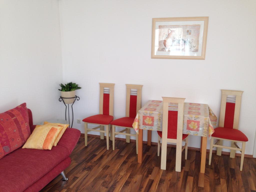 Apartment Nuernberg City-Center Room photo